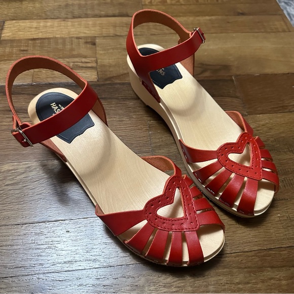 NWOT Swedish Hasbeens Red Leather Retro Heart Low Clog Sandals 9 - Picture 1 of 5